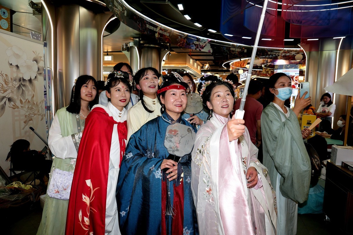 人文纪实---江汉路Happy站台中的汉服美女！