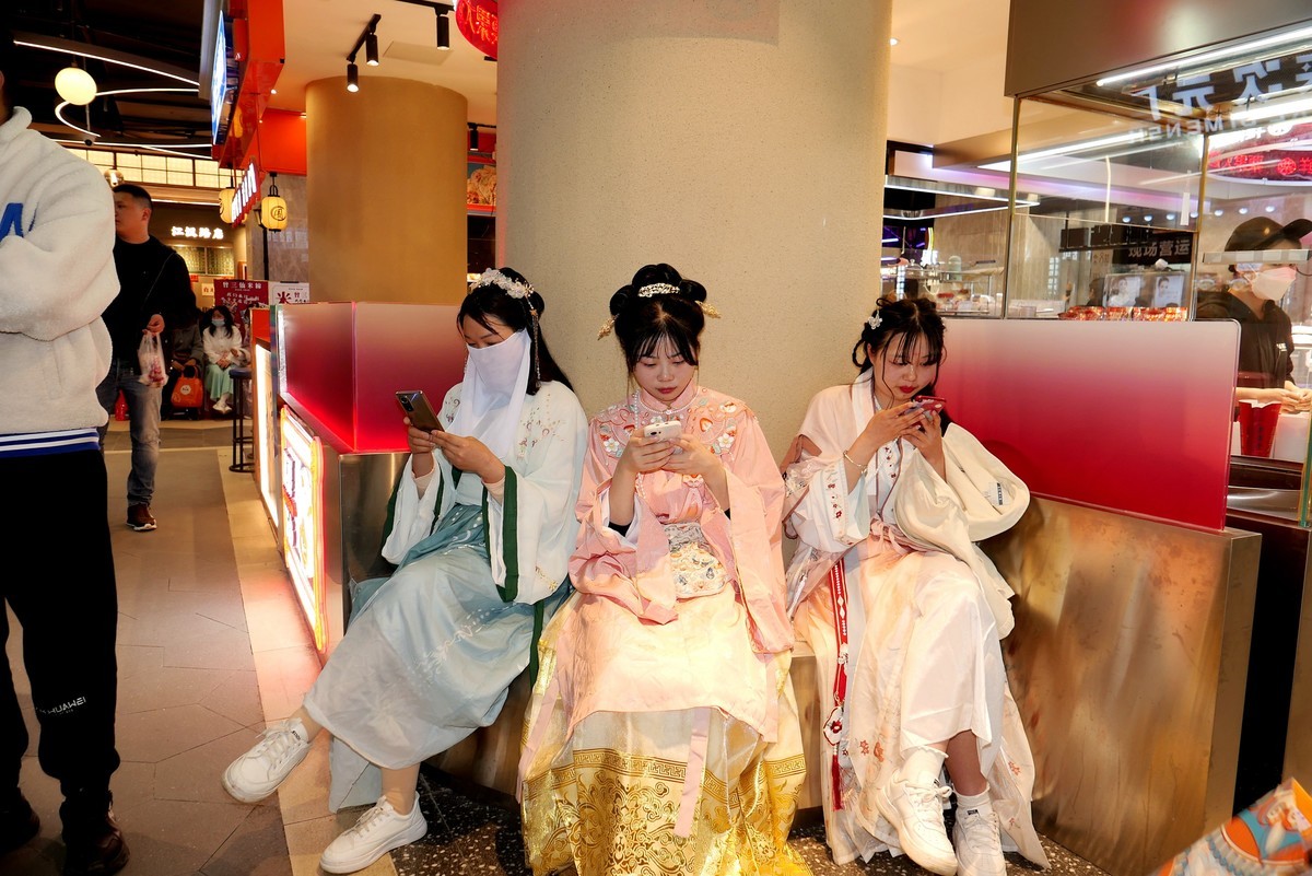 人文纪实---江汉路Happy站台中的汉服美女！