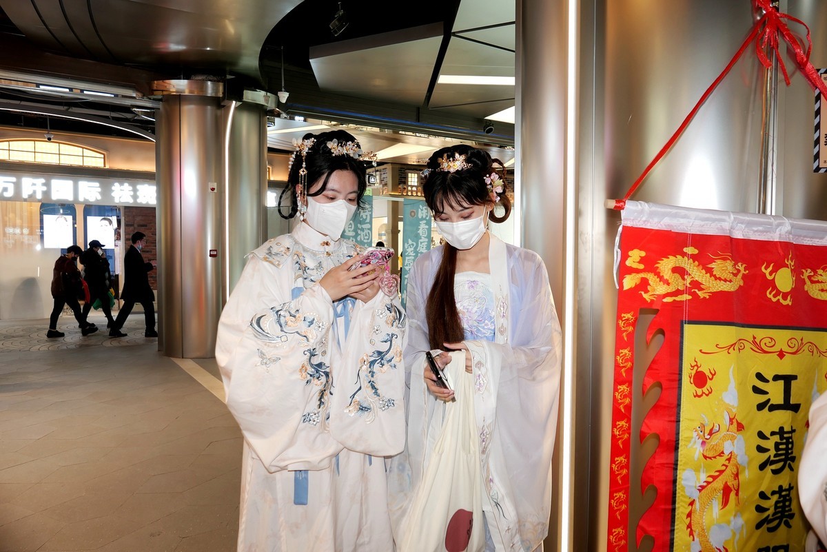 人文纪实---江汉路Happy站台中的汉服美女！