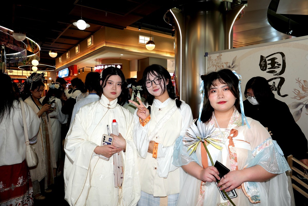 人文纪实---江汉路Happy站台中的汉服美女！