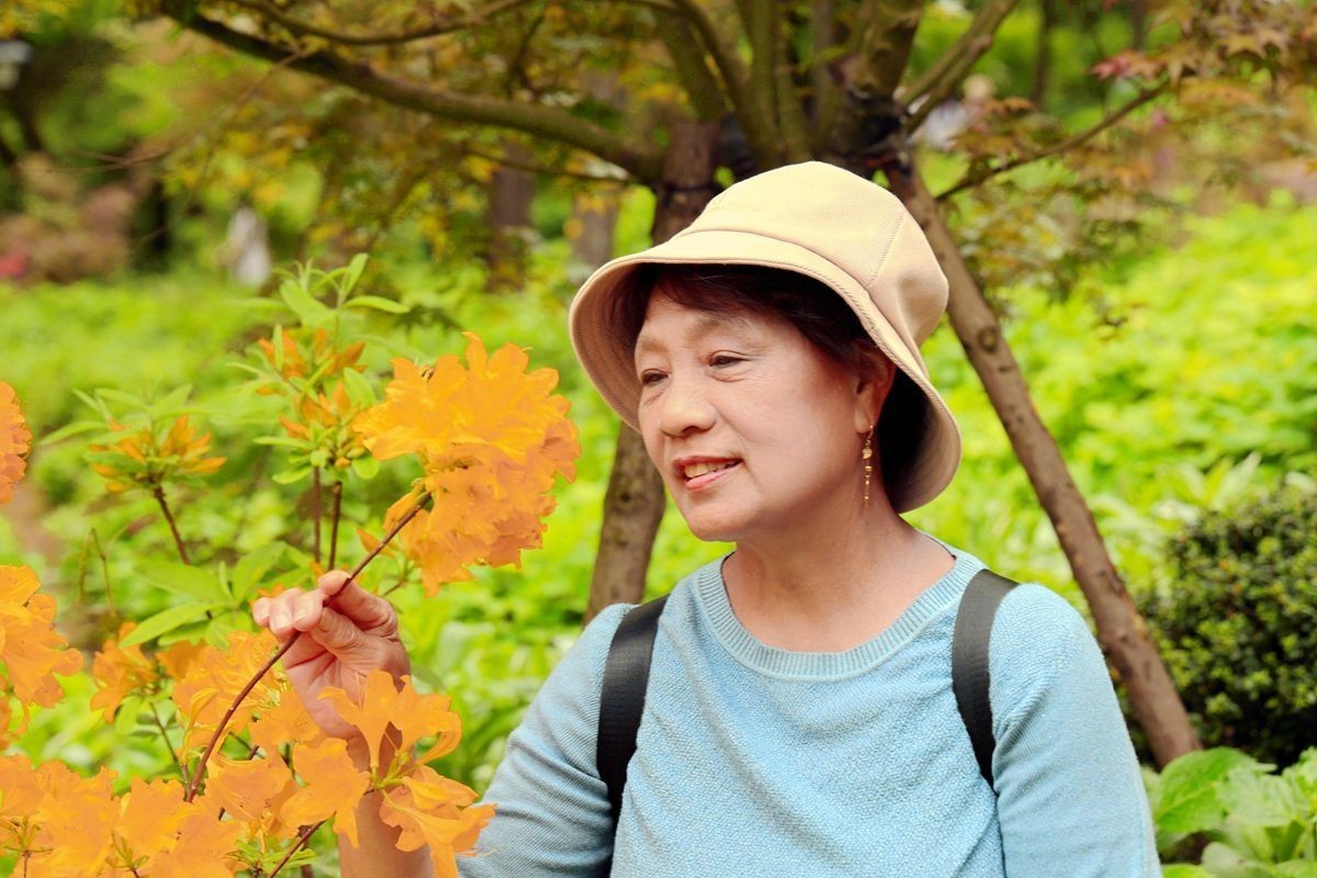 老婆婆逛杜鹃园