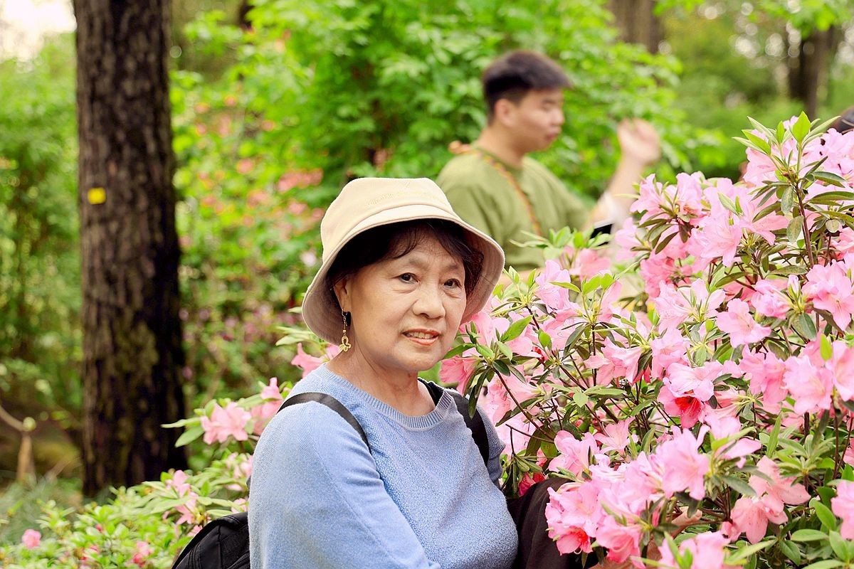 老婆婆逛杜鹃园