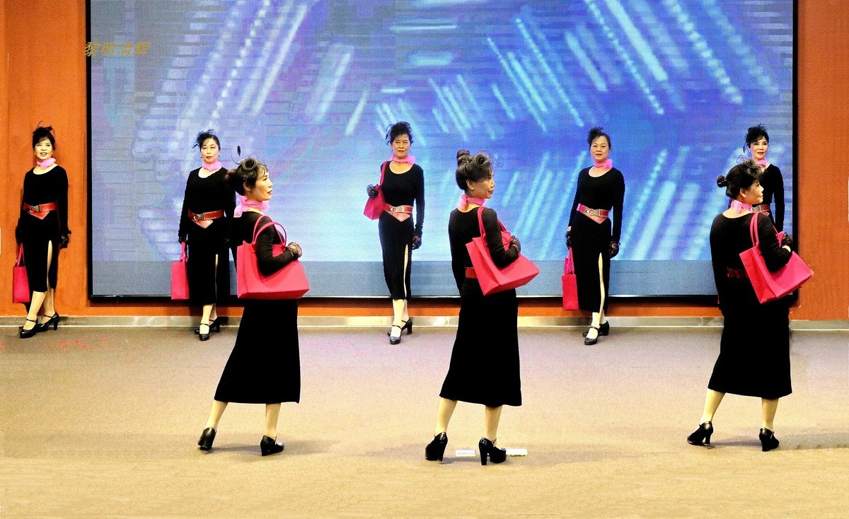 舞台走秀：手机模特