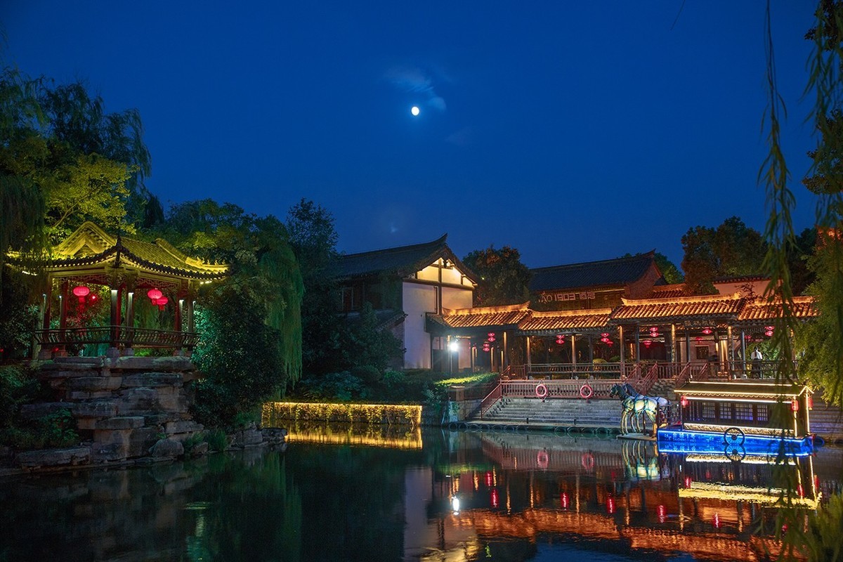 夜色下的台儿庄古城