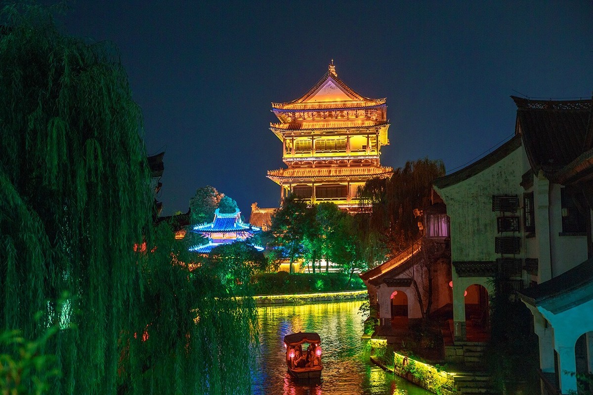 夜色下的台儿庄古城