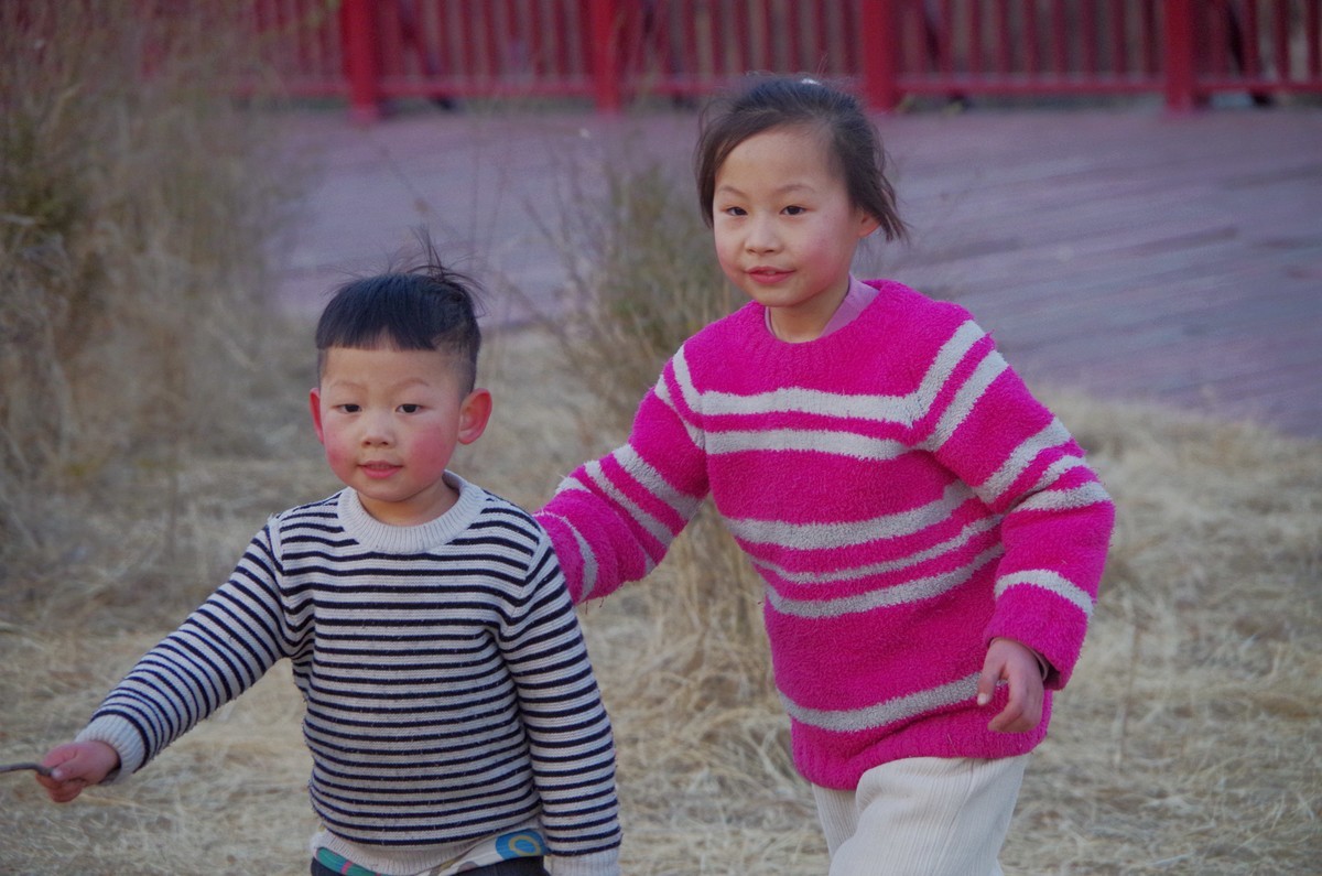 下午河边闲逛，偶遇几个小孩