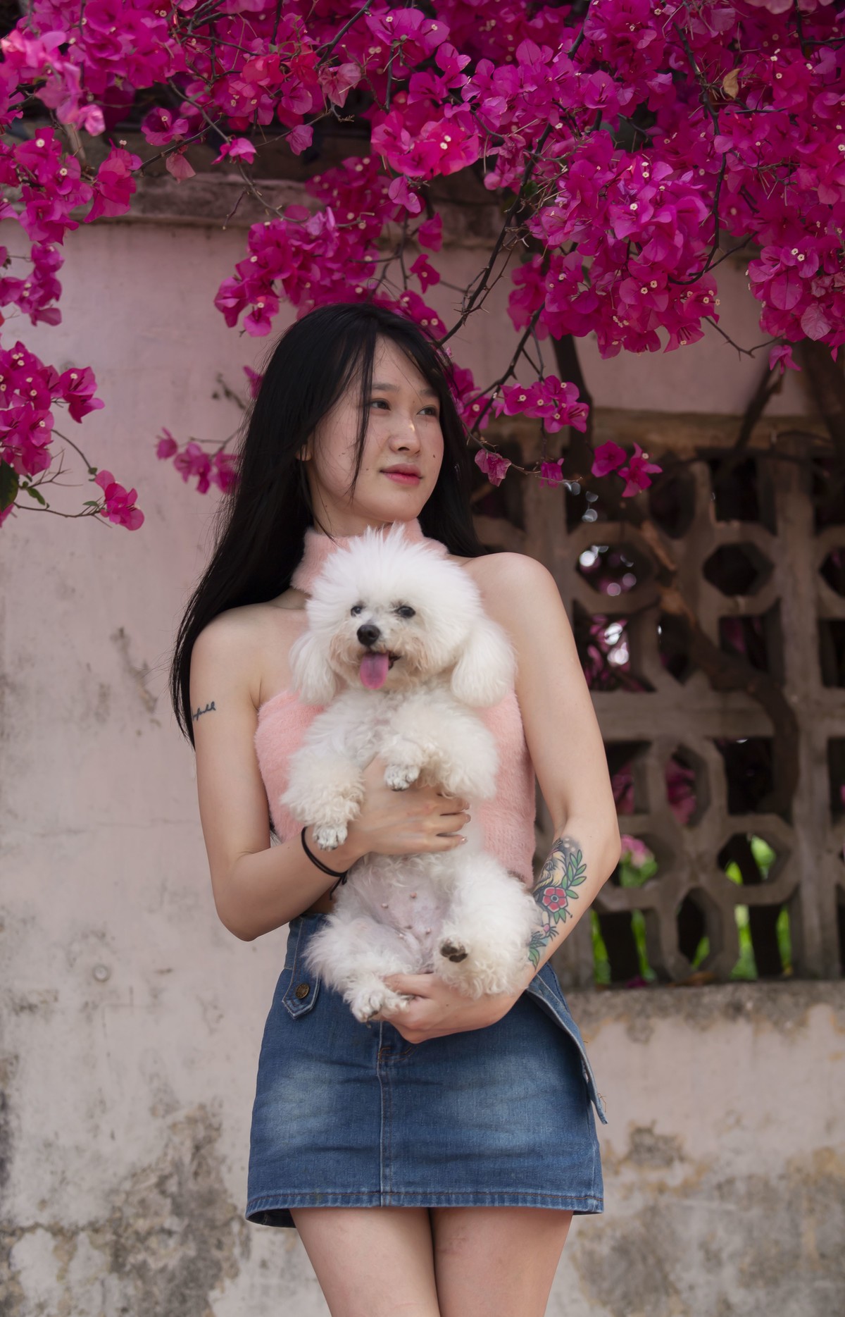 抱小狗的少女