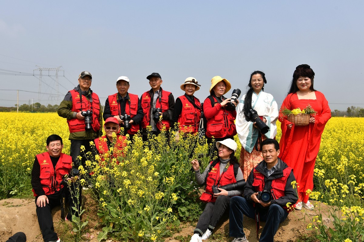 花香吸引摄影爱好者