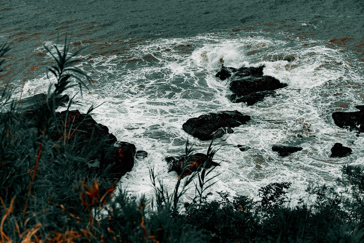 海风轻轻地吹过