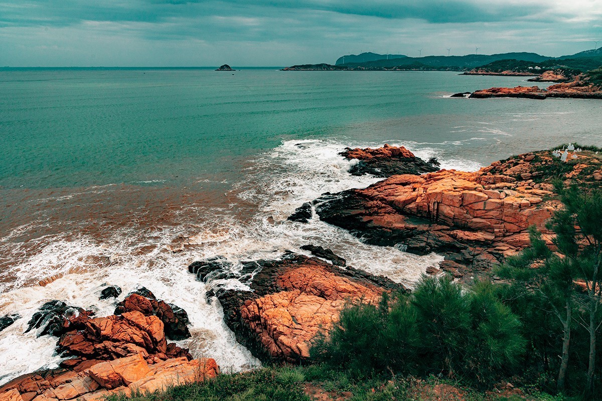 海风轻轻地吹过