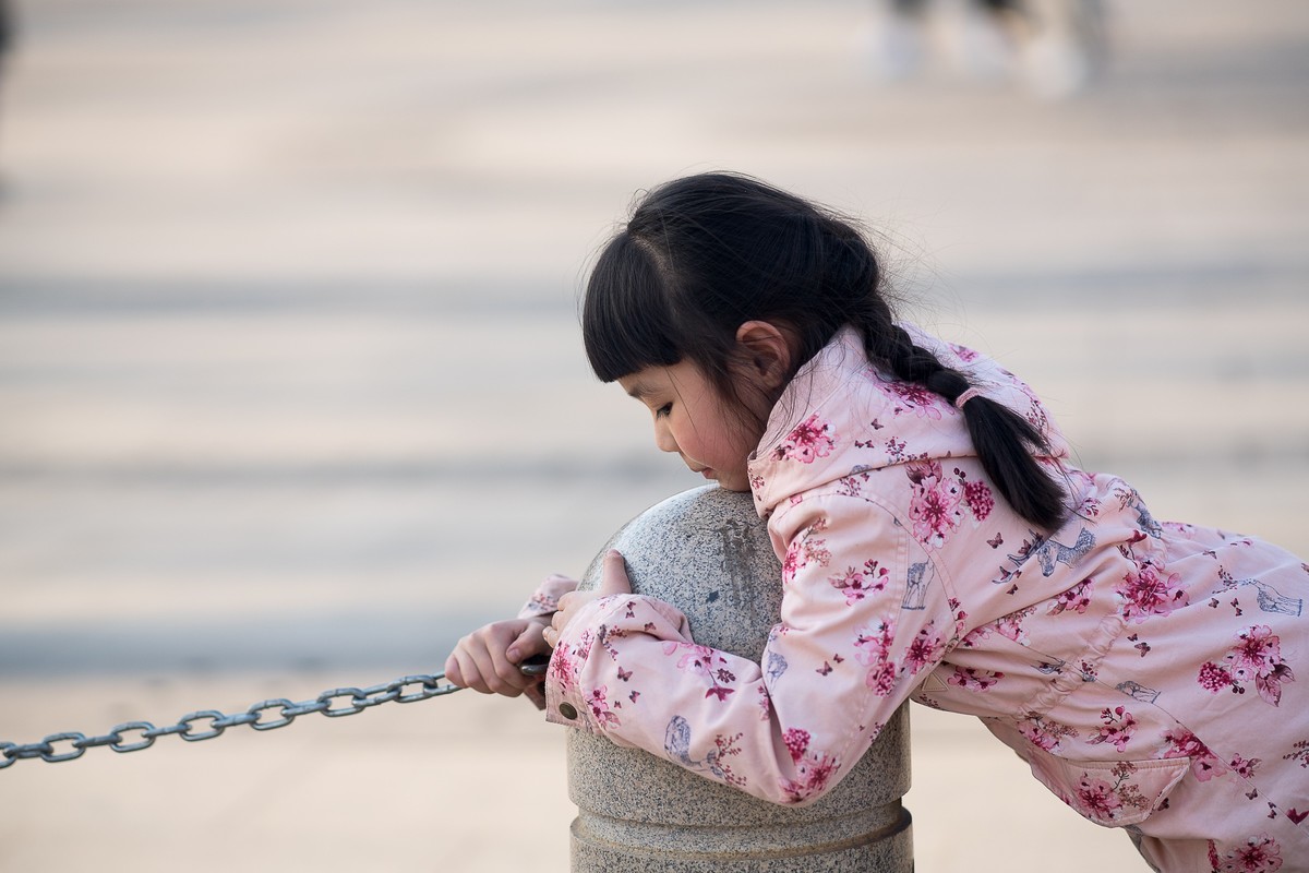 城市休闲广场老中小（18）活泼女孩