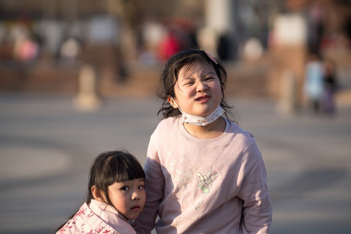 城市休闲广场老中小（18）活泼女孩