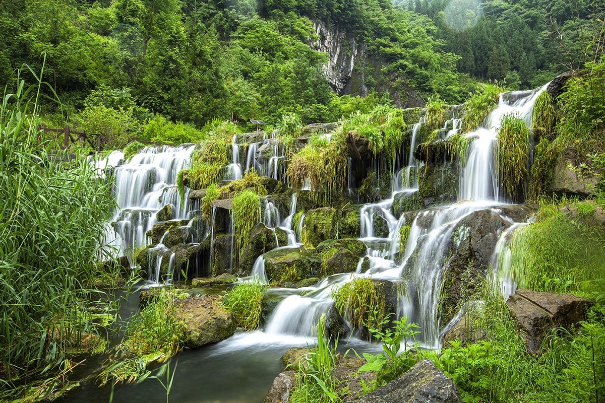 清凉一夏，十九摄氏度的夏天——中国凉都六盘水滴水岩瀑布