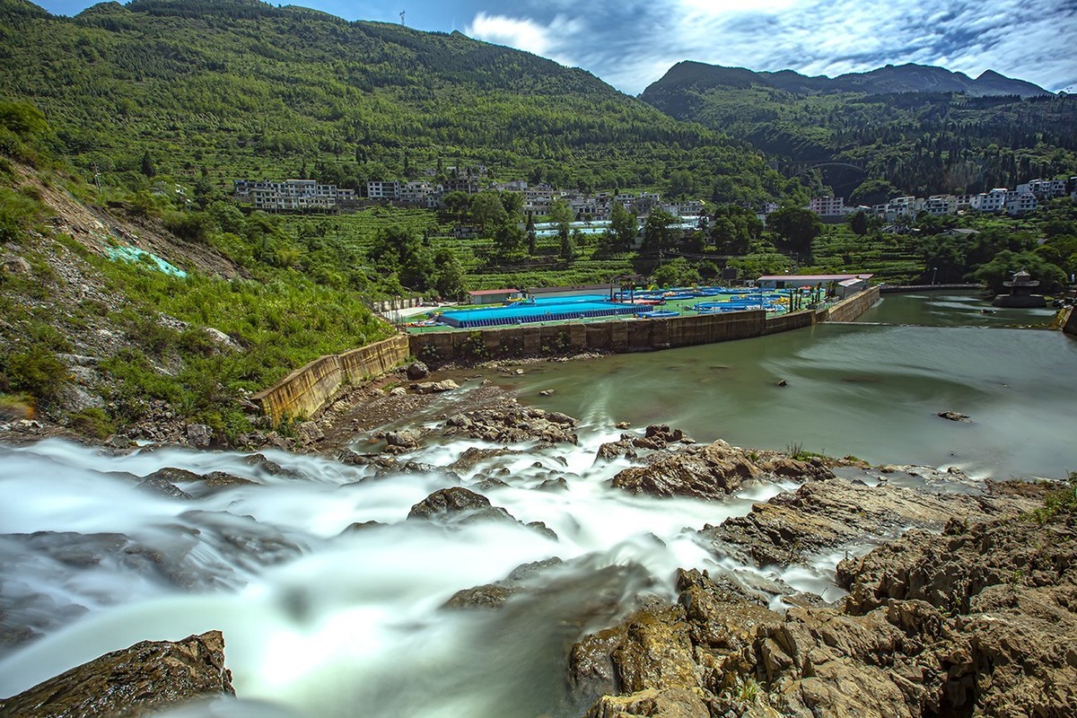 清凉一夏，十九摄氏度的夏天——中国凉都六盘水滴水岩瀑布