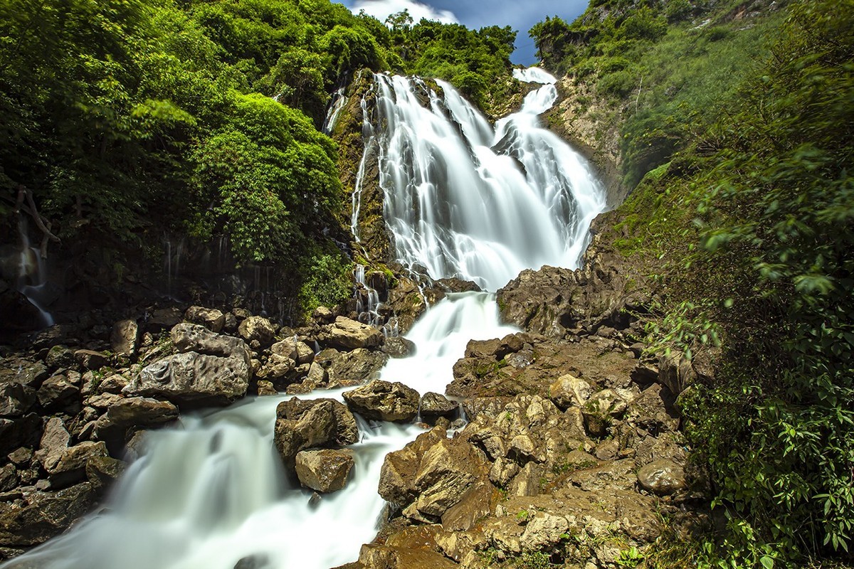 清凉一夏，十九摄氏度的夏天——中国凉都六盘水滴水岩瀑布