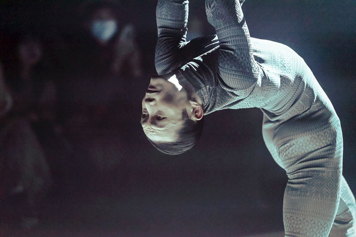 798T字台上的开场诗