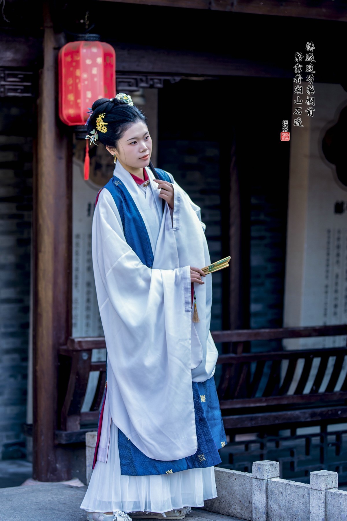转过这芍药栏前