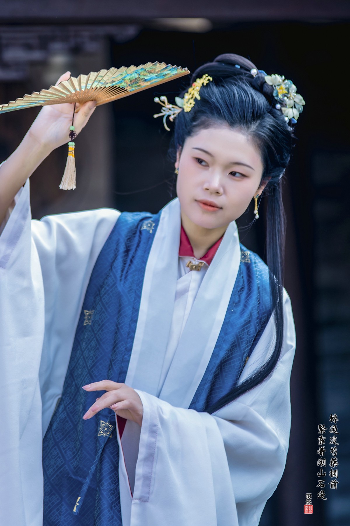 转过这芍药栏前