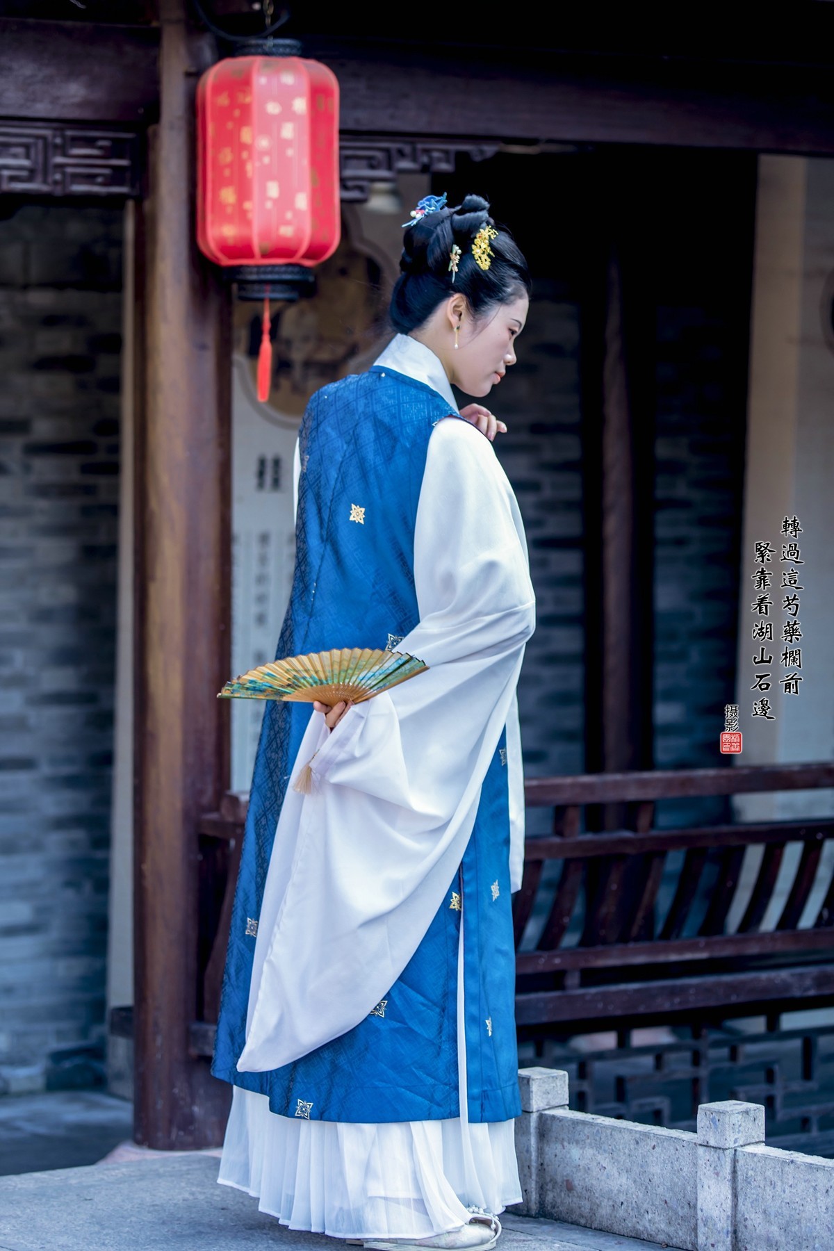 转过这芍药栏前