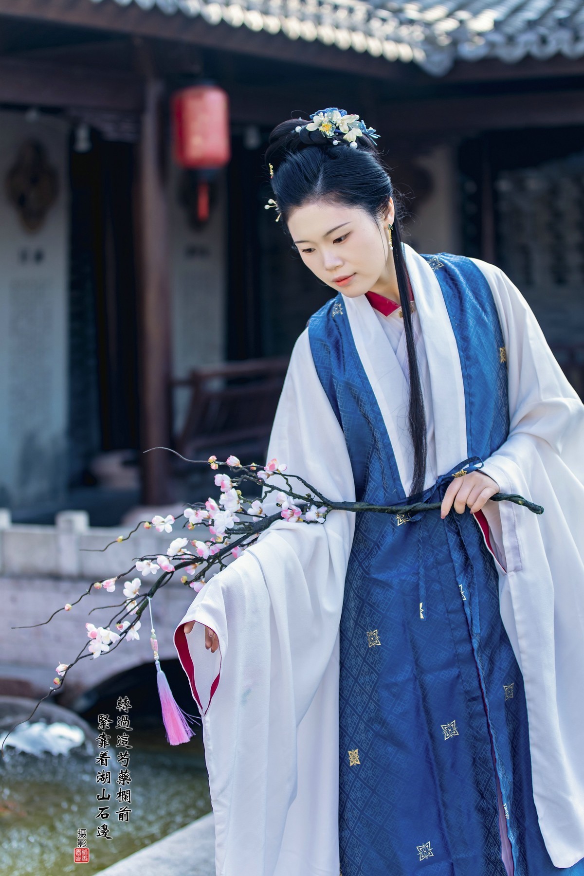 转过这芍药栏前