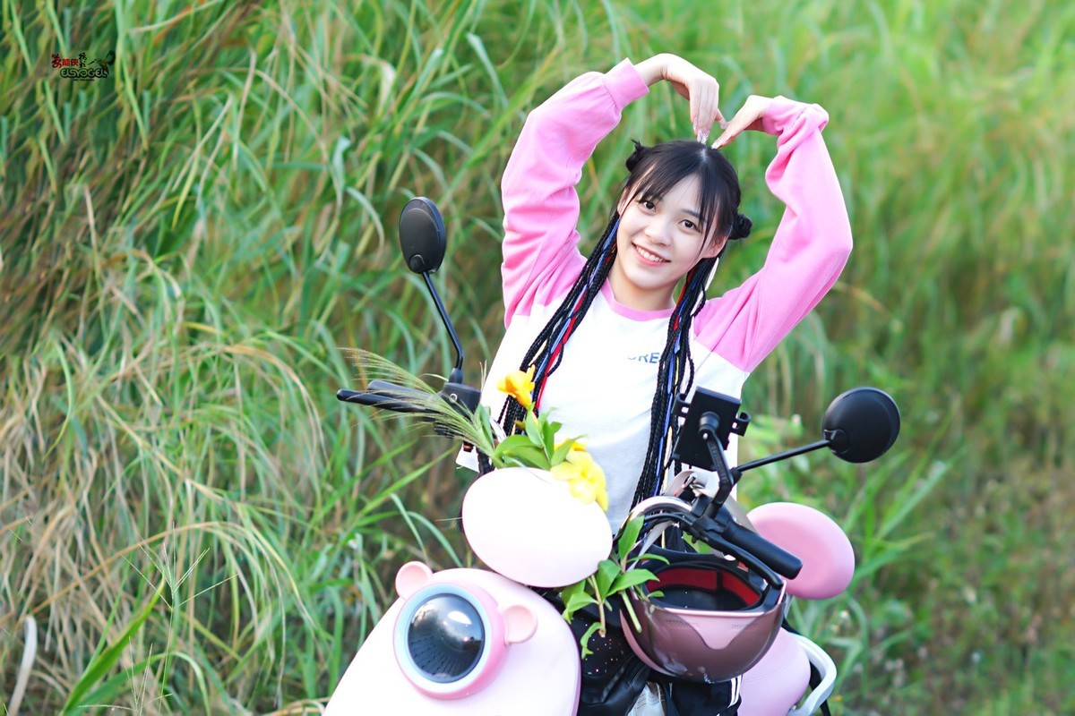 【粉色小动车少女】---佳佳