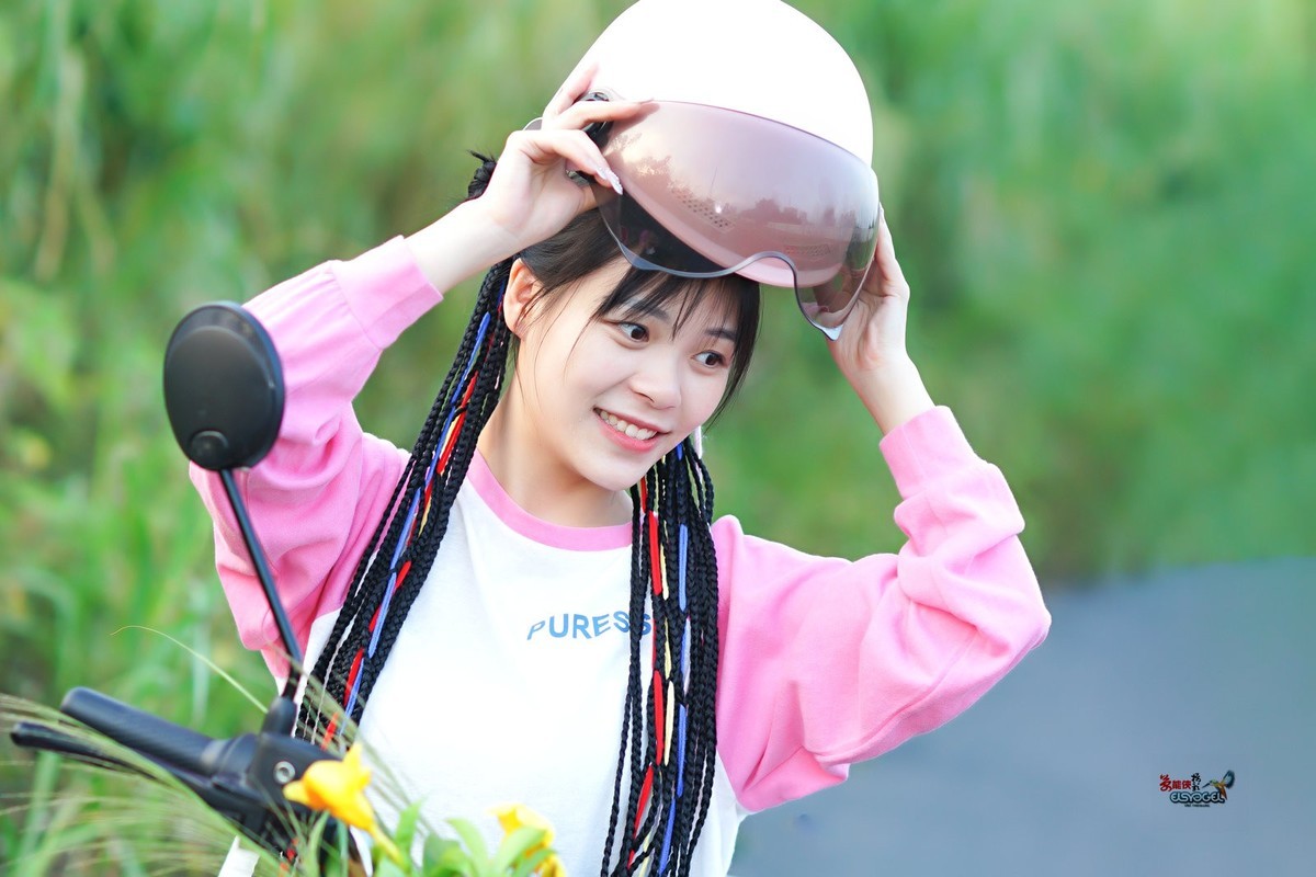 【粉色小动车少女】---佳佳