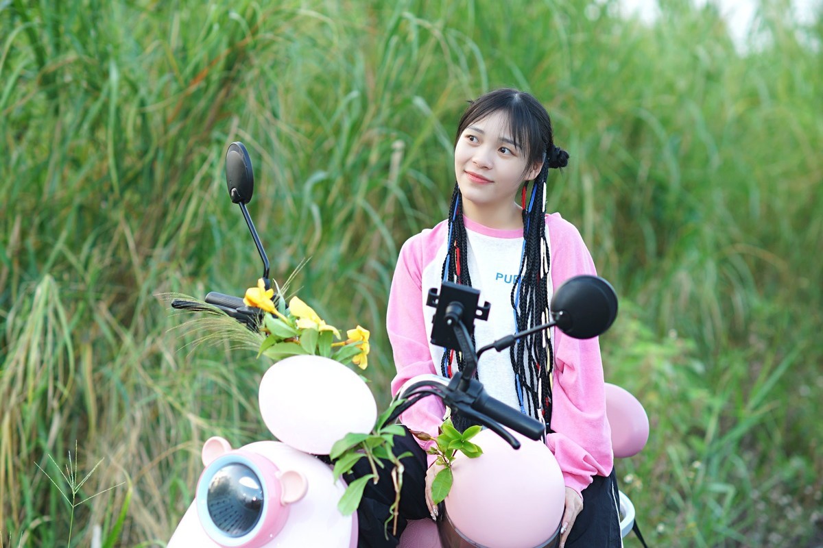 【粉色小动车少女】---佳佳