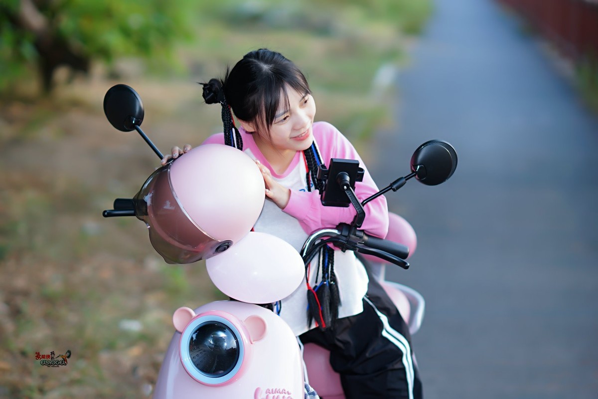 【粉色小动车少女】---佳佳