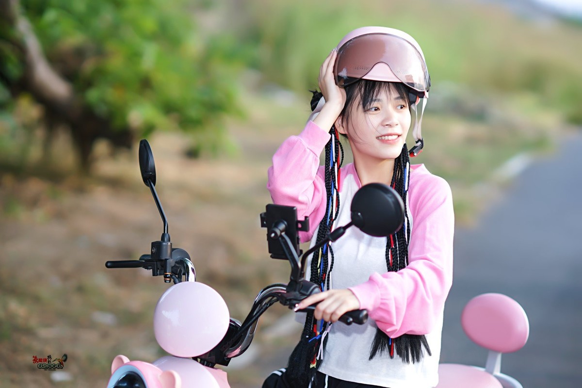 【粉色小动车少女】---佳佳