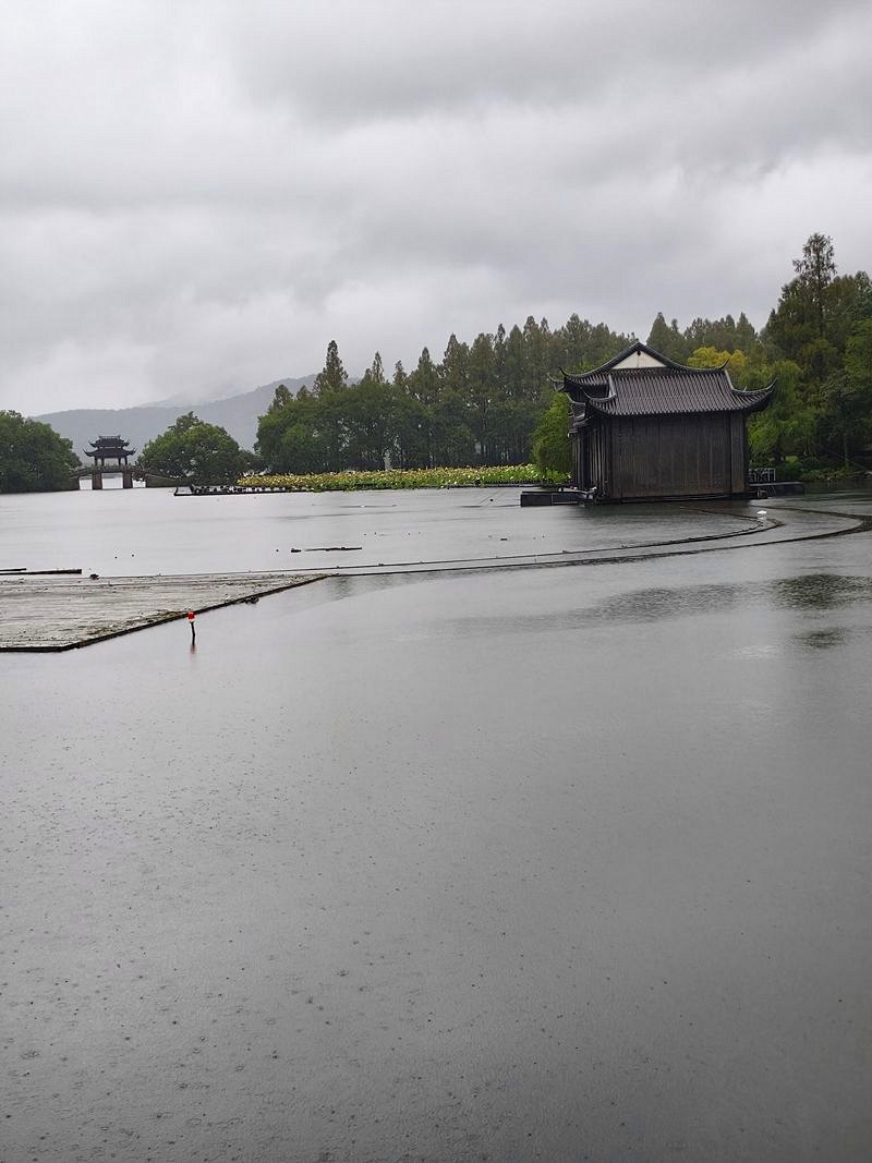 2024年.11月.1日--风雨中的杭州西湖