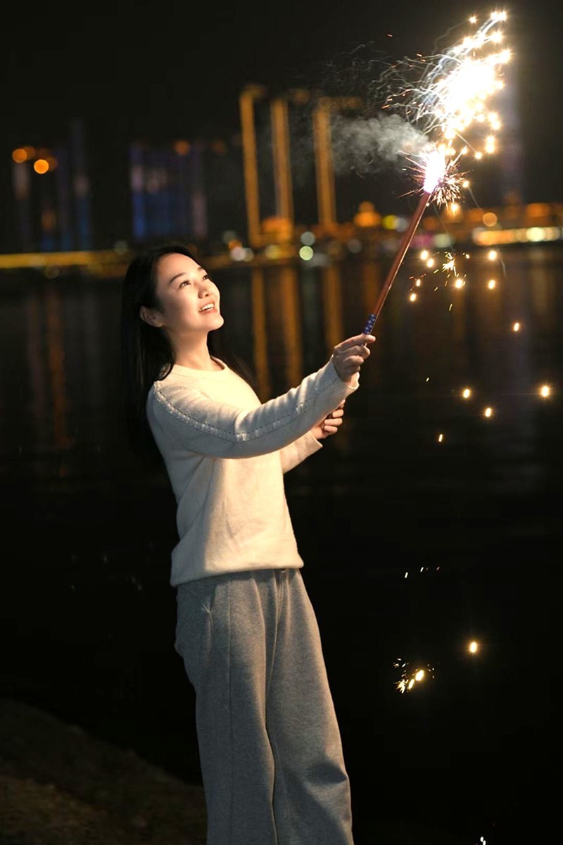 初四来到湘江边点燃烟花