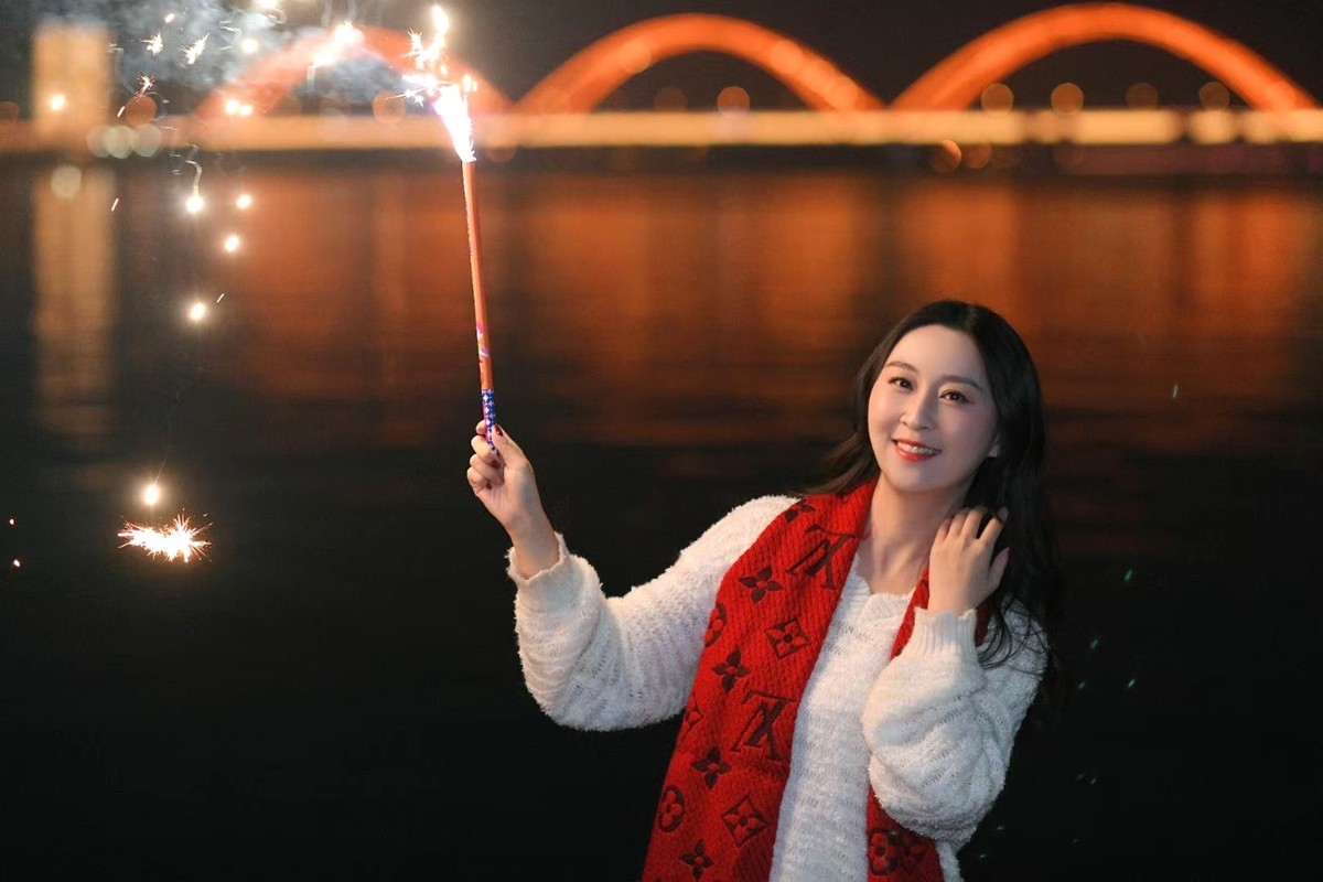 初四来到湘江边点燃烟花