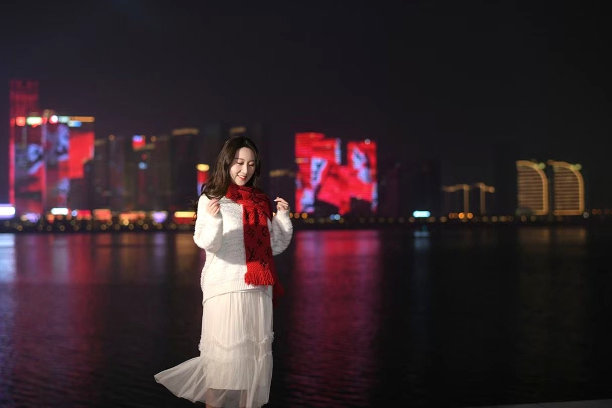 初四来到湘江边点燃烟花