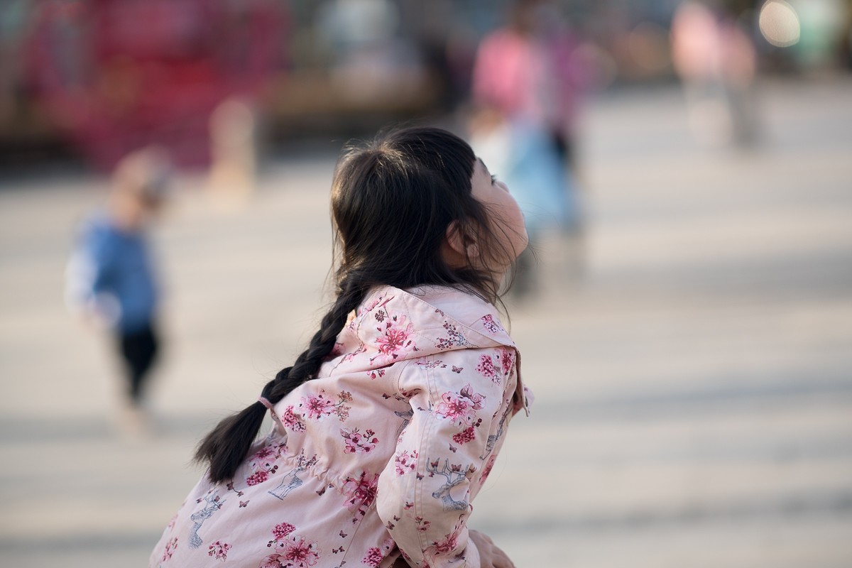 城市休闲广场老中小（18）活泼女孩