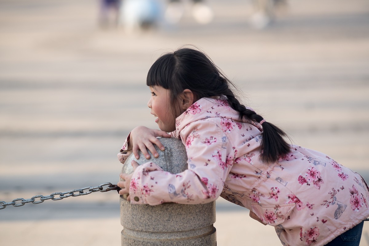 城市休闲广场老中小（18）活泼女孩