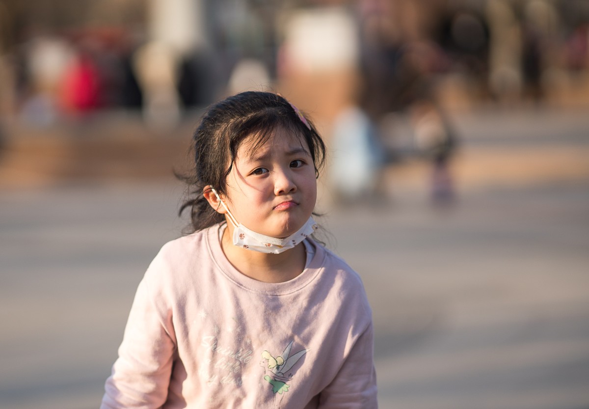 城市休闲广场老中小（18）活泼女孩