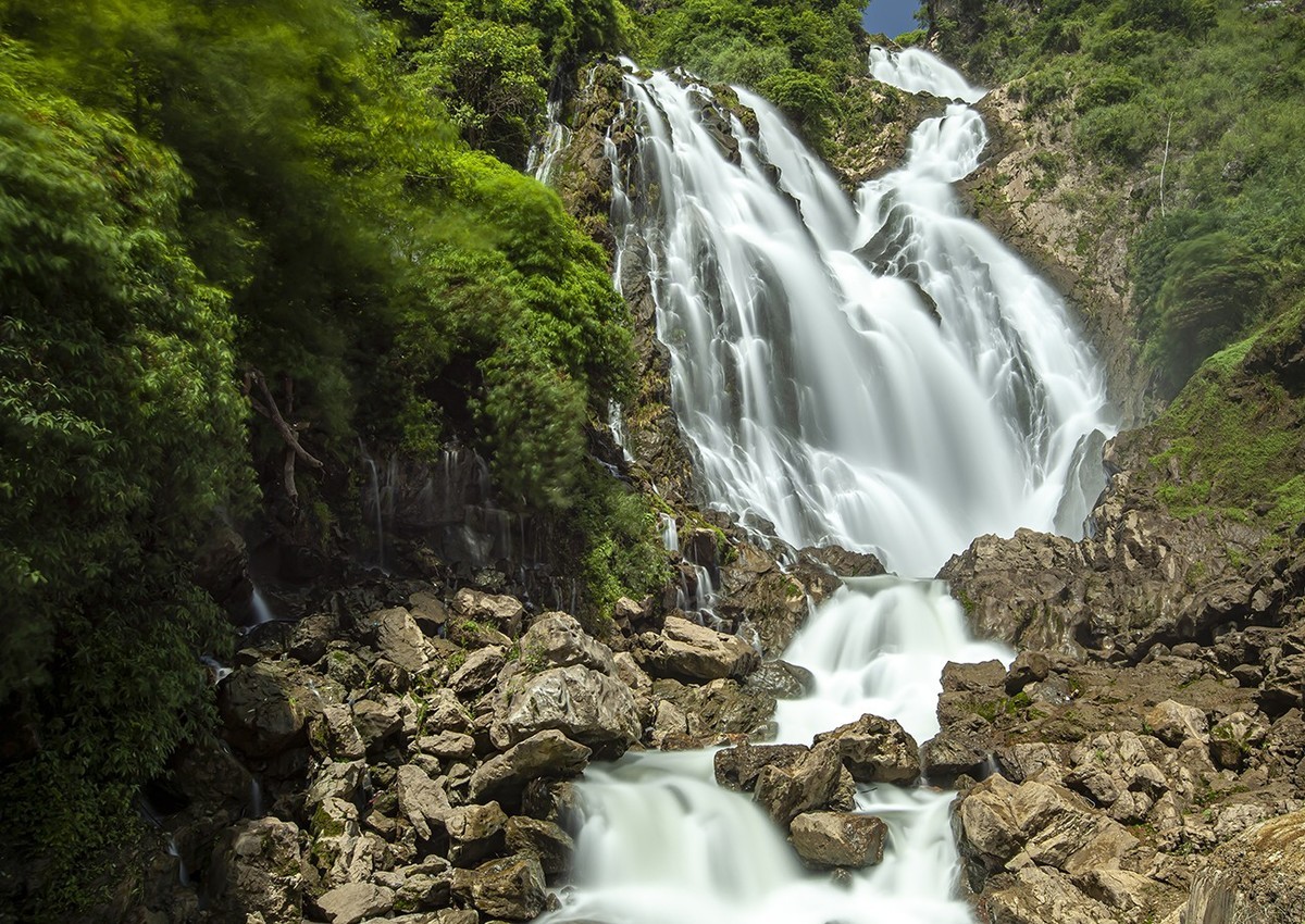 清凉一夏，十九摄氏度的夏天——中国凉都六盘水滴水岩瀑布