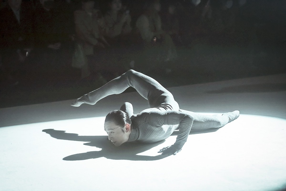 798T字台上的开场诗