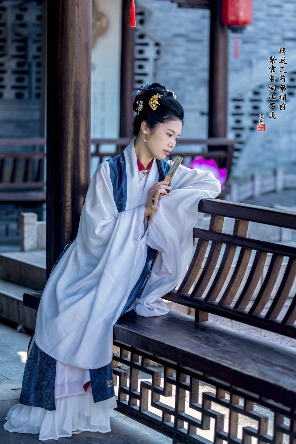 转过这芍药栏前