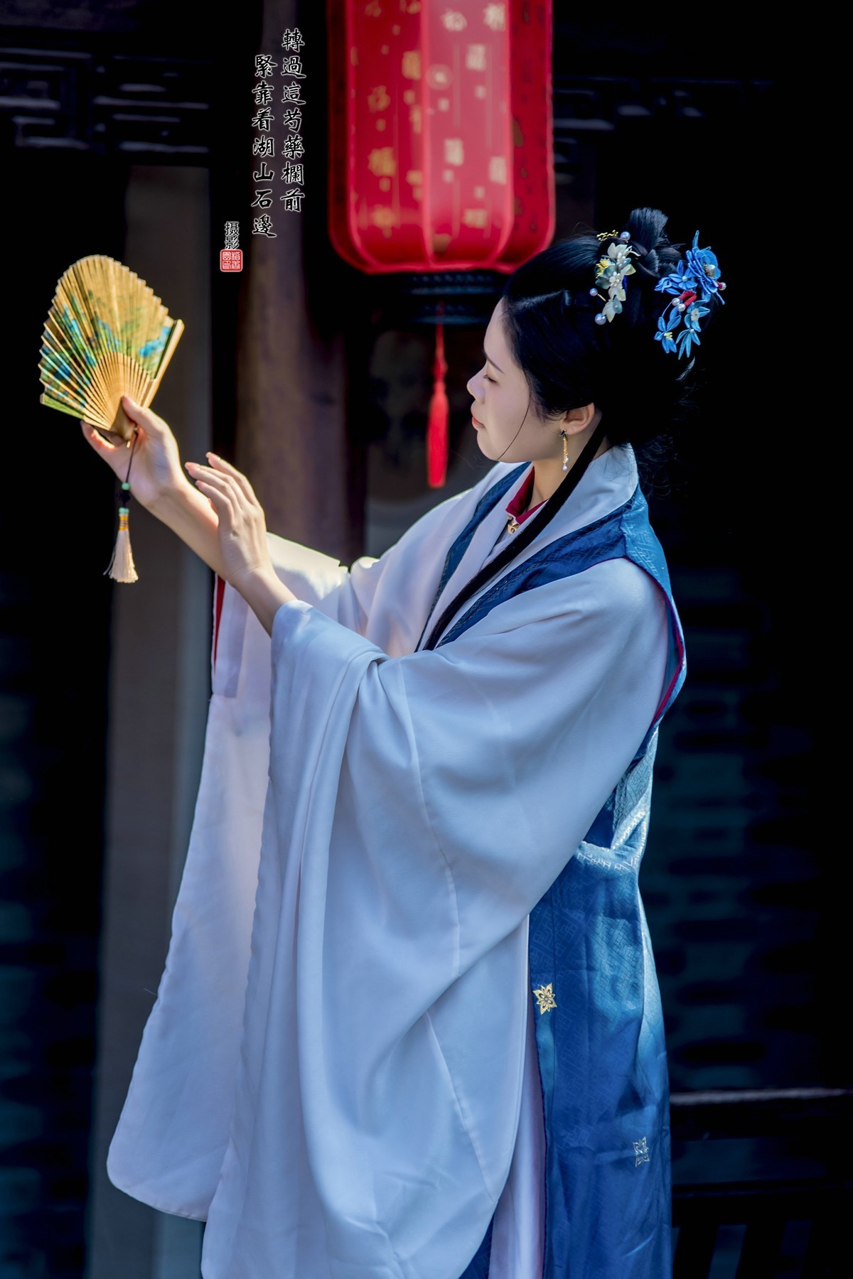 转过这芍药栏前