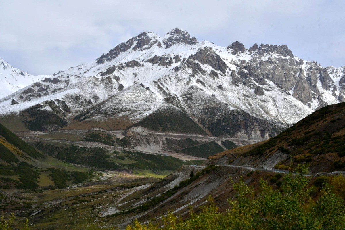 新疆“独库公路”第一座雪山