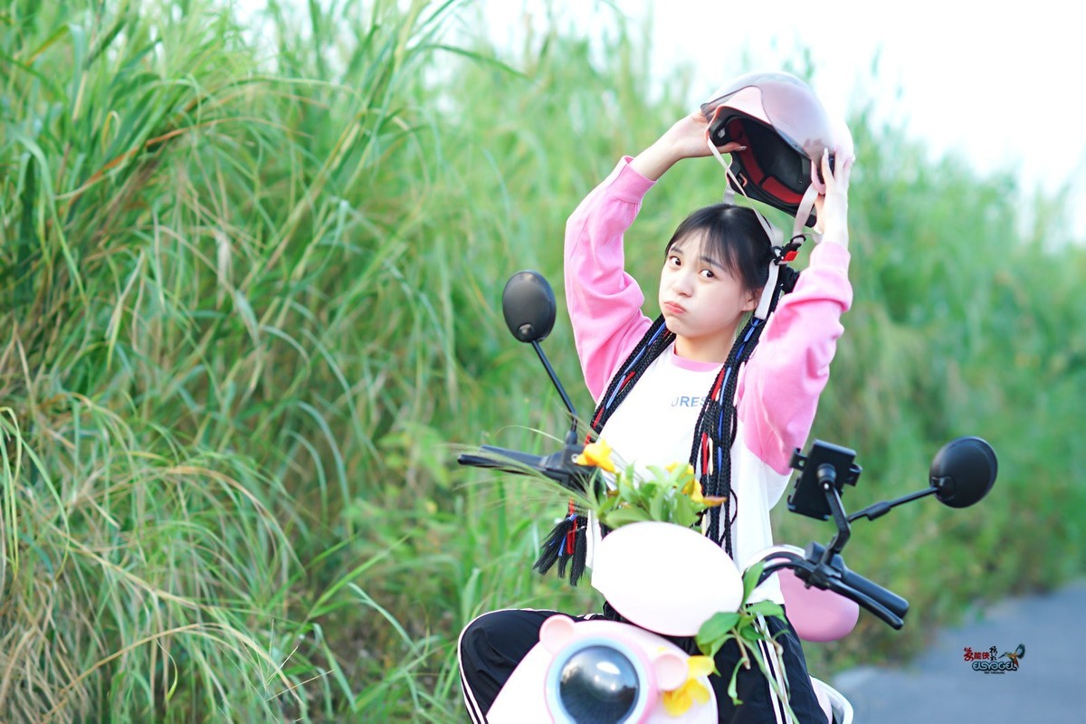 【粉色小动车少女】---佳佳