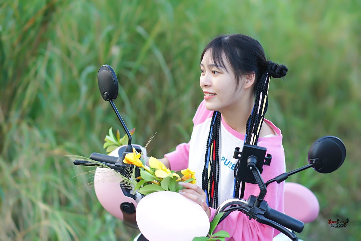 【粉色小动车少女】---佳佳