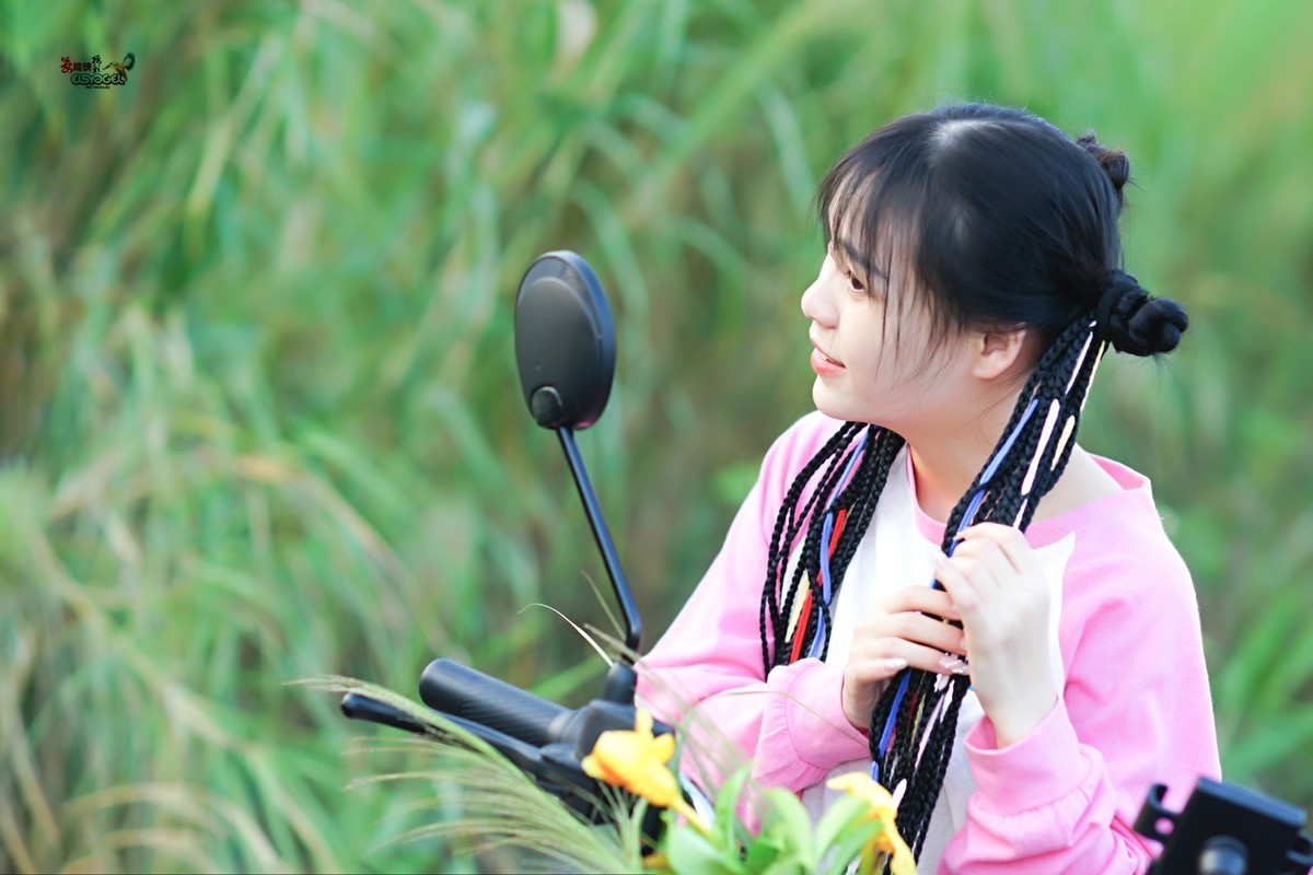 【粉色小动车少女】---佳佳