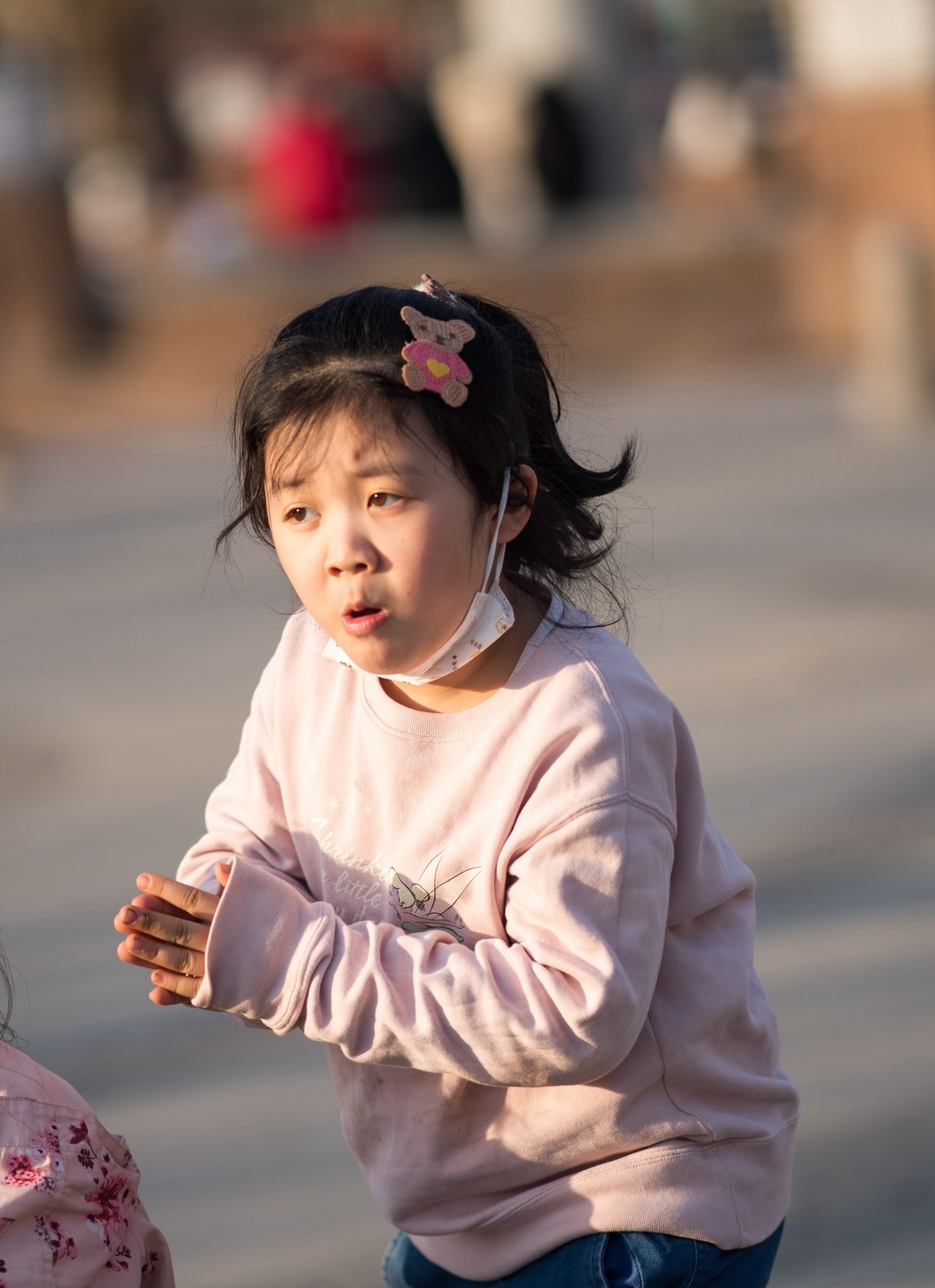 城市休闲广场老中小（18）活泼女孩