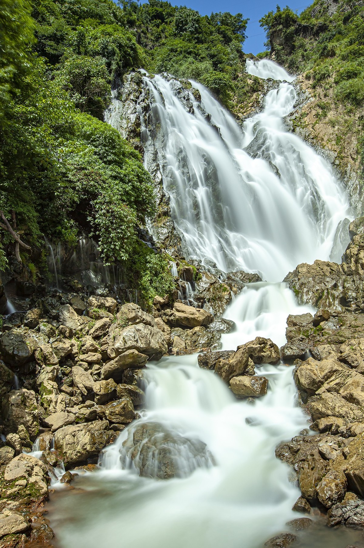 清凉一夏，十九摄氏度的夏天——中国凉都六盘水滴水岩瀑布