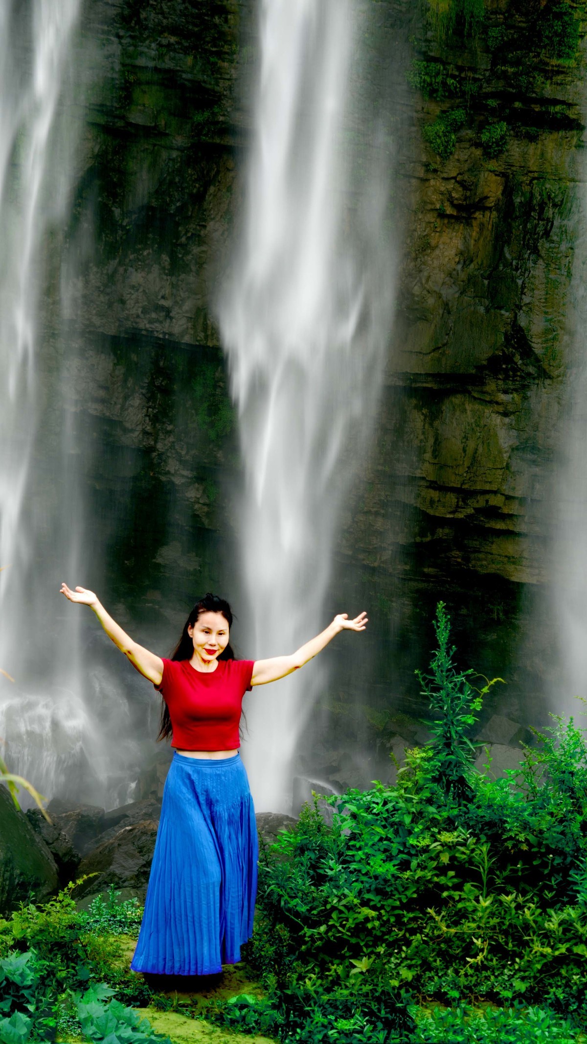 清凉瀑布下的红衣女子