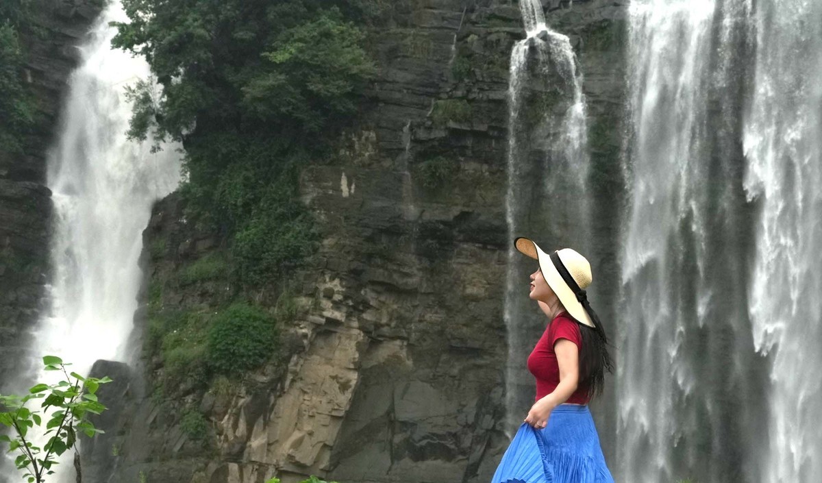 清凉瀑布下的红衣女子