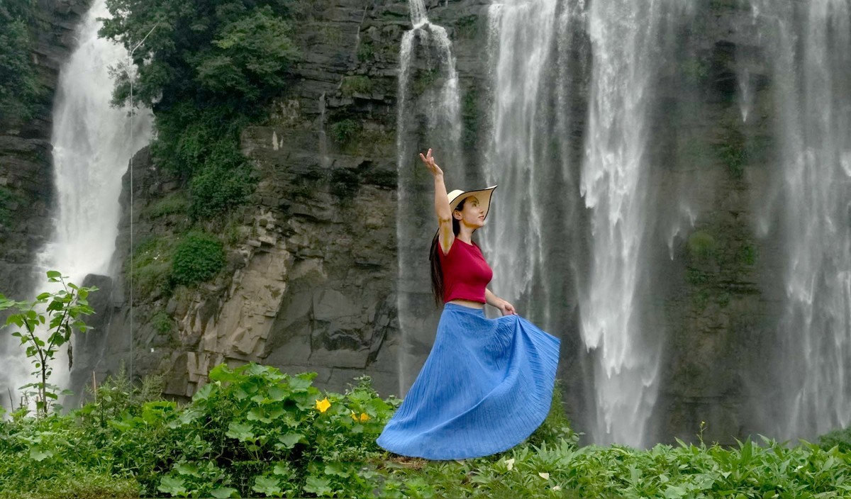 清凉瀑布下的红衣女子