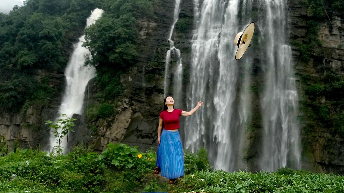 清凉瀑布下的红衣女子